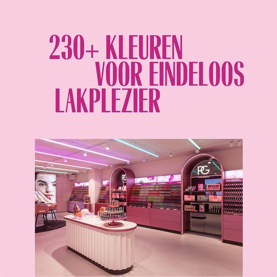 Winkelinterieur met displays vol meer dan 230 kleuren nagellak.