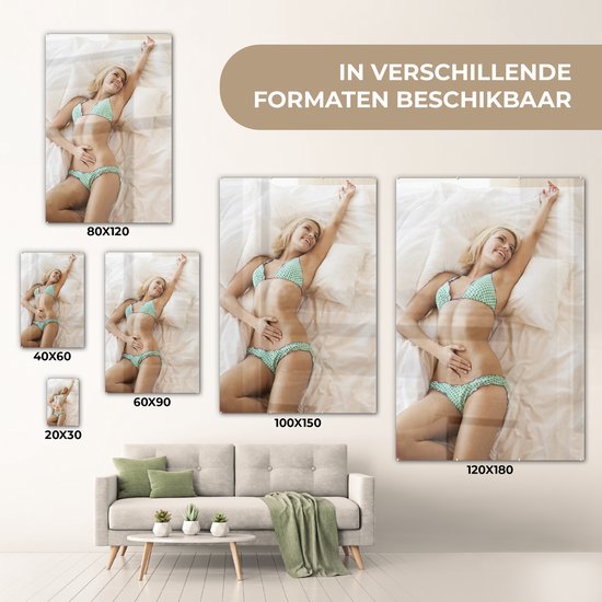 Femme allongée sur un lit en bikini coloré en plexiglas 80x120 cm - Tirage photo sur Glas (décoration murale en plexiglas)