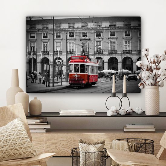 Canvas schilderij 150x100 cm - Wanddecoratie Zwart-wit foto met een rode tram - Muurdecoratie woonkamer - Slaapkamer decoratie - Kamer accessoires - Schilderijen