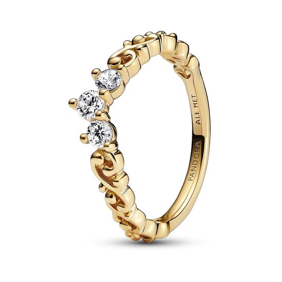 Bague dorée avec inscription 'PANDORA ALE MET', ornée de filigranes et de trois pierres blanches.