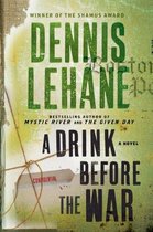 Boek A Drink Before the War van Dennis Lehane, winnaar van de Shamus Award. Groene tekst op verweerde achtergrond.
