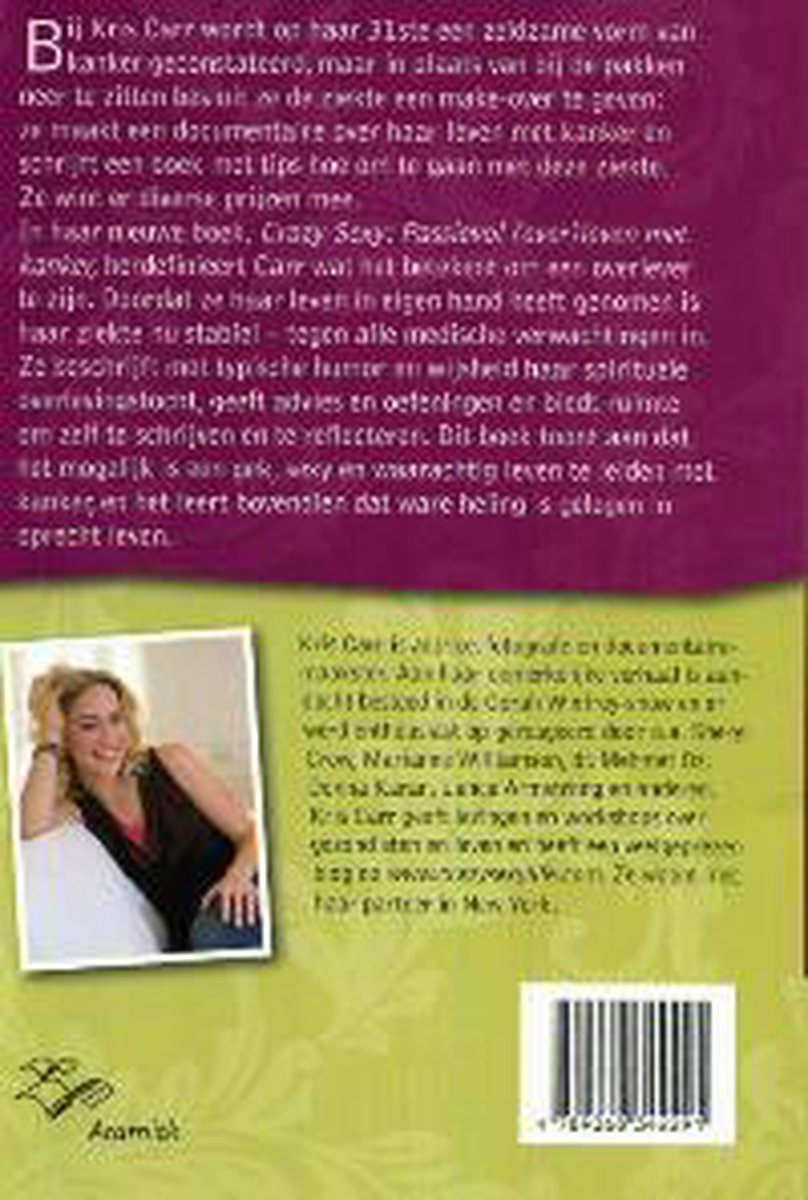 Kris Carr, auteur van Crazy Sexy Cancer, poseert op een witte bank, met haar hoofd op haar hand.