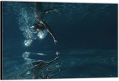 Dibond –Zwemmers in de Zee– 60x40 Foto op Aluminium (Wanddecoratie van metaal)
