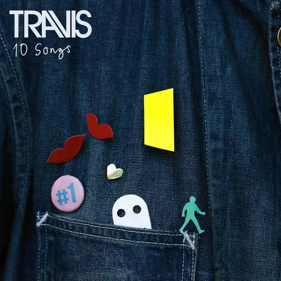 Close-up van een spijkerjack met 'Travis 10 Songs' en verschillende patches: rode lippen, een gele rechthoek, een hartje, '#1' badge, een spookje en een silhouet van een man.