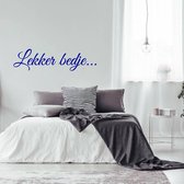 Muursticker Lekker Bedje... - Donkerblauw - 80 x 21 cm - slaapkamer nederlandse teksten