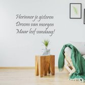 Muursticker Herinner Je Gisteren Droom Van Morgen Maar Leef Vandaag! - Donkergrijs - 120 x 60 cm - woonkamer slaapkamer nederlandse teksten
