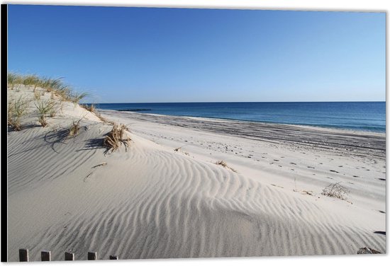 Dibond –Wit strand aan de Blauwe Zee– 90x60 Foto op Aluminium (Met Ophangsysteem)