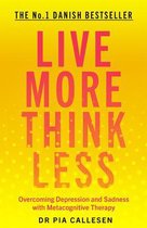 Boekcover 'Live More Think Less' in het Deens, met de tekst 'THE No.1 DANISH BESTSELLER LIVE MORE THINK LESS Overcoming Depression and Sadness with Metacognitive Therapy DR PIA CALLESEN' op een gele achtergrond met witte stippen.