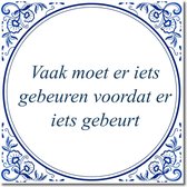 Tegeltje met standaard - Vaak moet er iets gebeuren voordat er iets gebeurt