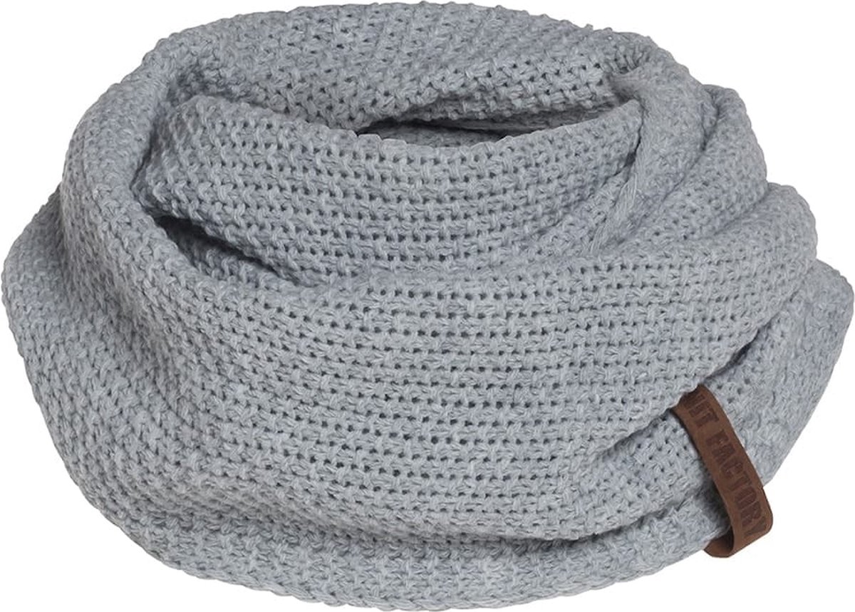 Knit Factory Coco Gebreide Colsjaal - Ronde Sjaal - Nekwarmer - Wollen Sjaal - Lichtgrijze Colsjaal - Dames sjaal - Heren sjaal - Unisex - Licht Grijs - One Size