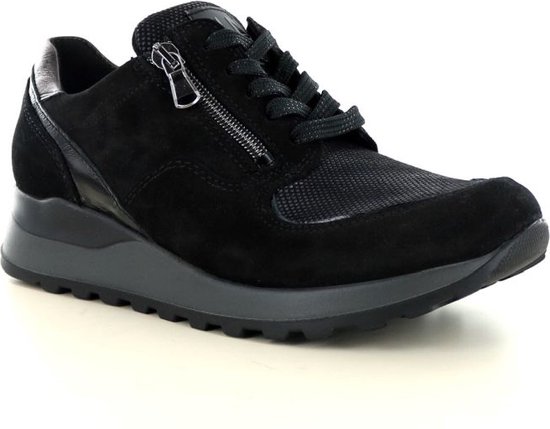 Zwarte suède sneaker met rits en veter, metallic hiel detail. Grijze zool.
