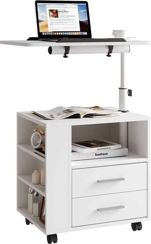 Table de chevet blanche avec deux tiroirs et étagères ouvertes, avec un ordinateur portable sur le plateau réglable.