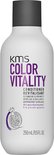 Witte KMS Color Vitality conditioner fles met paarse en grijze letters en een illustratie van een granaatappel.