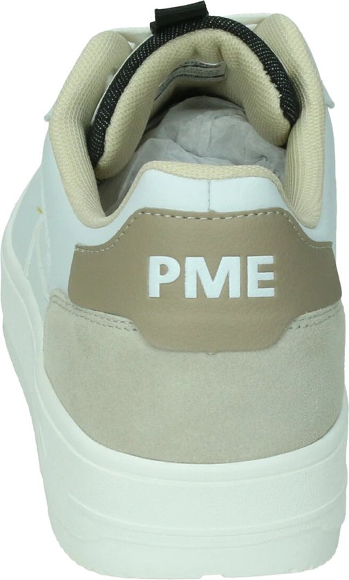 Wit leren sneaker met beige suède achterpand en beige "PME" logo op de hiel.