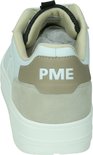 Wit leren sneaker met beige suède achterpand en beige "PME" logo op de hiel.
