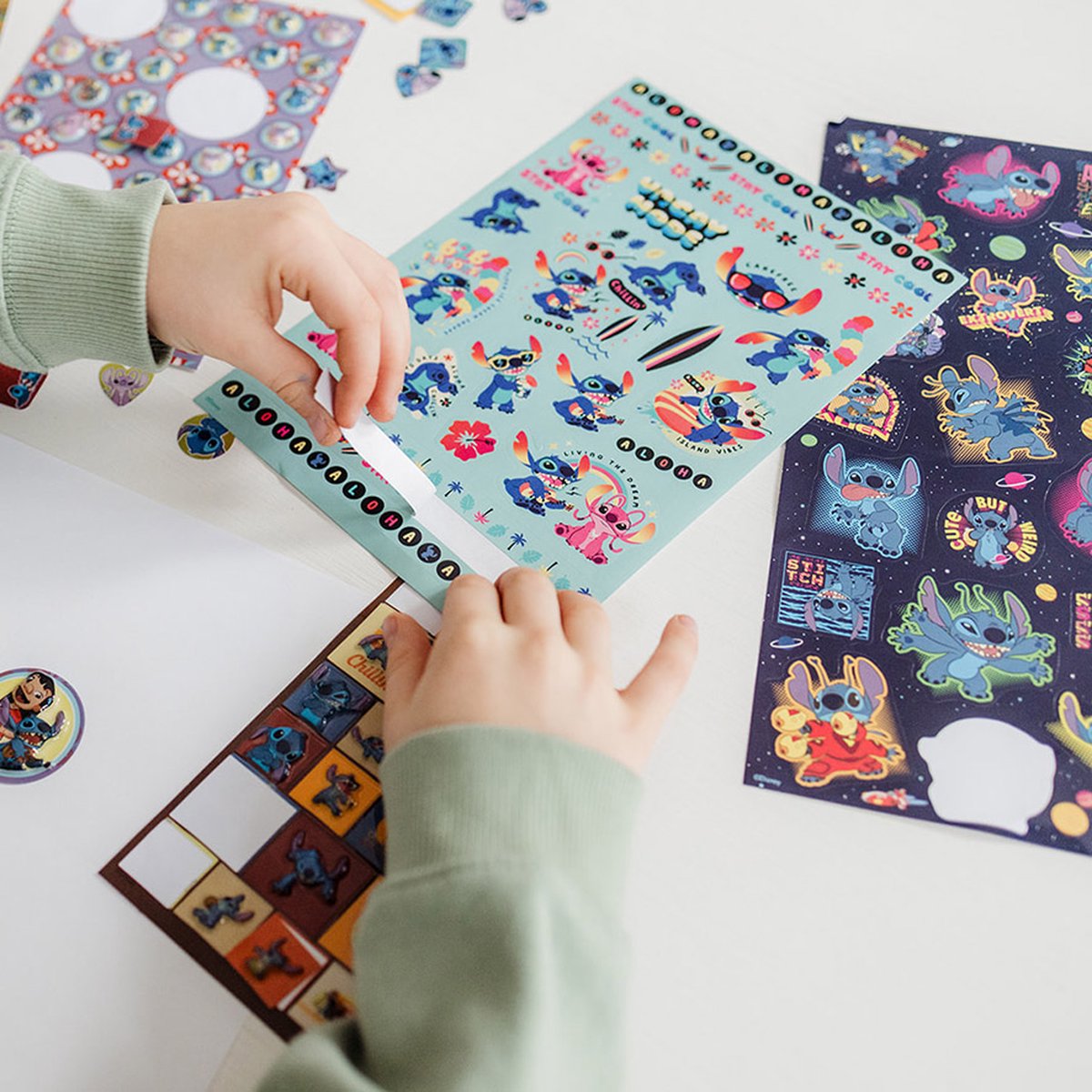 Disney Stitch stickers - Totum super stickerset XL 7 vellen | speelgoed knutselen en stickeren meisjes en jongens - incl. luxe stickers en spelletjes — afbeelding 14