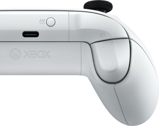 Close-up van de upload-knop op een witte Xbox controller.