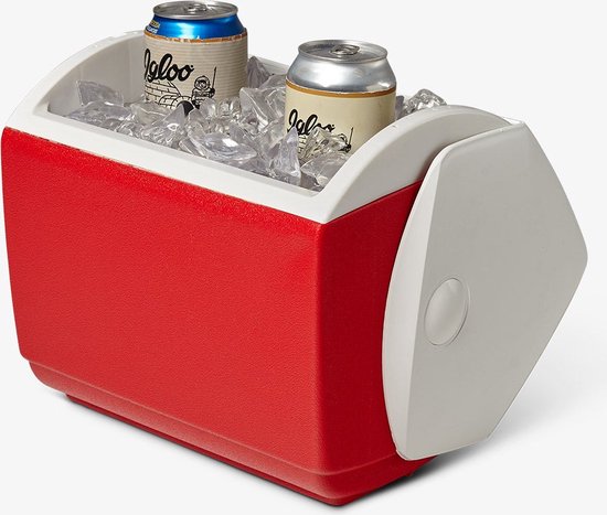 Witte koelbox met rood voorpaneel, gevuld met twee blikjes en ijs, van voren en schuin.