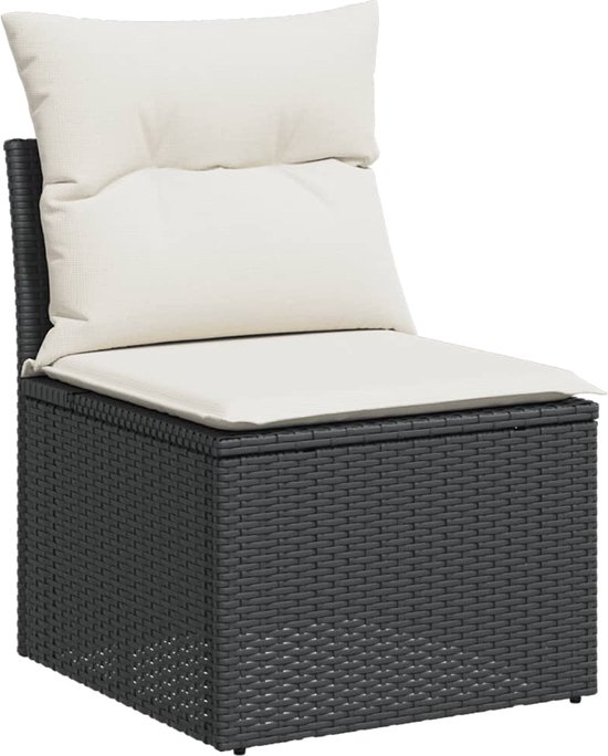 Zwarte tuinstoel van polyrattan met een dik, crèmekleurig rug- en zitkussen.