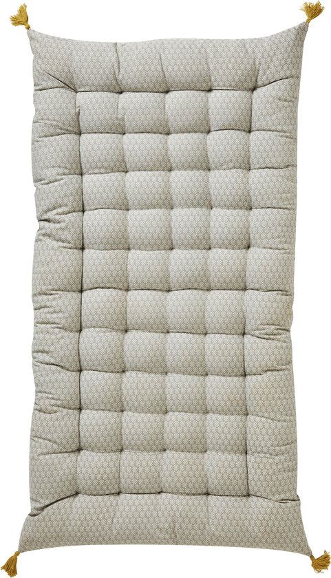 Een lichtgrijs vloermatras met een subtiel ruitpatroon en gele pompons in de hoeken, geïsoleerd op een witte achtergrond.