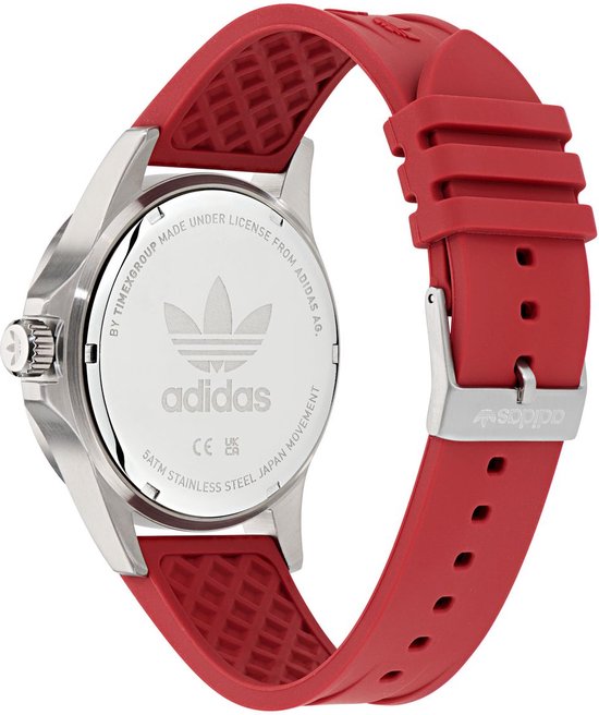 Achterkant van een rood horloge met zilverkleurige kast en rode siliconen band met logo.