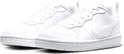 Twee witte Nike Court Borough Low sneakers, schuin van voren bekeken.