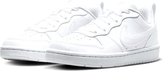 Twee witte Nike Court Borough Low sneakers, schuin van voren bekeken.