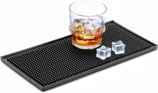 Zwarte barmat met noppen, met daarop een glas met amberkleurige vloeistof en ijsblokjes.