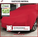 Een rode autoverdekking die een auto bedekt, met een logo en een kwaliteitszegel.