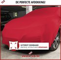 Rode Walser autoverdekking over een auto getrokken, toont rekbaarheid en scheurvastheid. Ideaal voor in de garage.