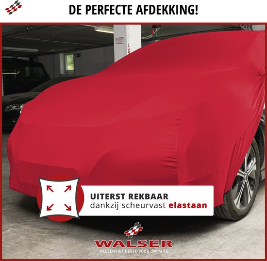 Rode Walser autoverdekking over een auto getrokken, toont rekbaarheid en scheurvastheid. Ideaal voor in de garage.
