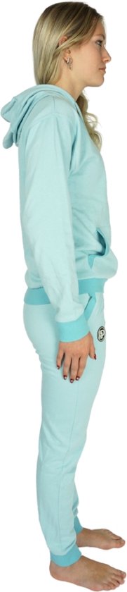 Model van de zijkant in een lichtblauwe joggingbroek en hoodie met capuchon.