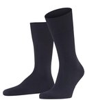 Une paire de chaussettes bleu foncé Falke Airport, mi-mollet, avec bord-côte côtelé.