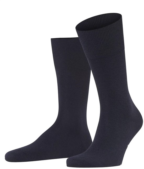 Une paire de chaussettes bleu foncé Falke Airport, mi-mollet, avec bord-côte côtelé.
