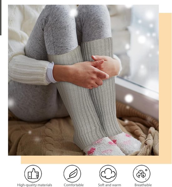 Model zit in kleermakerszit met grijze beenwarmers tot de knie en zachte roze sokken. Warm en comfortabel.