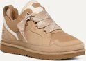 Beige UGG sneaker met bruine zool, schapenwollen voering en stoffen veters met ruitpatroon.