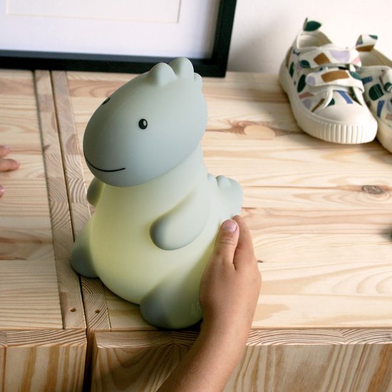 Atelier Pierre Jéroom Dino nachtlamp H20cm sage van Atelier Pierre — afbeelding 5
