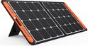 Een Jackery Solarsaga 100 zonnepaneel, half opengevouwen met oranje handgrepen aan de zijkanten.