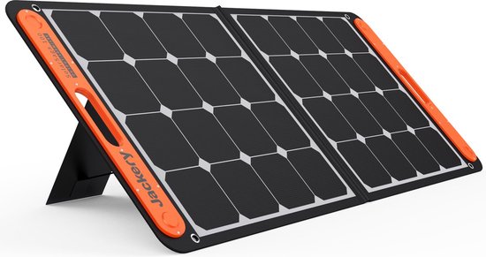 Een Jackery Solarsaga 100 zonnepaneel, half opengevouwen met oranje handgrepen aan de zijkanten.