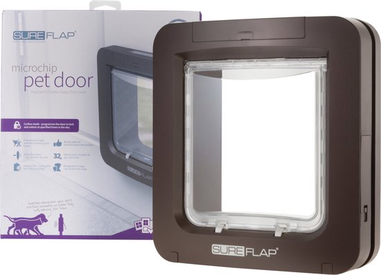 Bruine SureFlap microchip huisdierluik naast de verpakking.