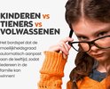 Een meisje met een oranje trui en een bril kijkt op. De tekst luidt 'Kinderen vs Tieners vs Volwassenen'.