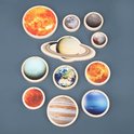 Zon, Aarde, Saturnus met ringen, Jupiter en andere planeten van het zonnestelsel