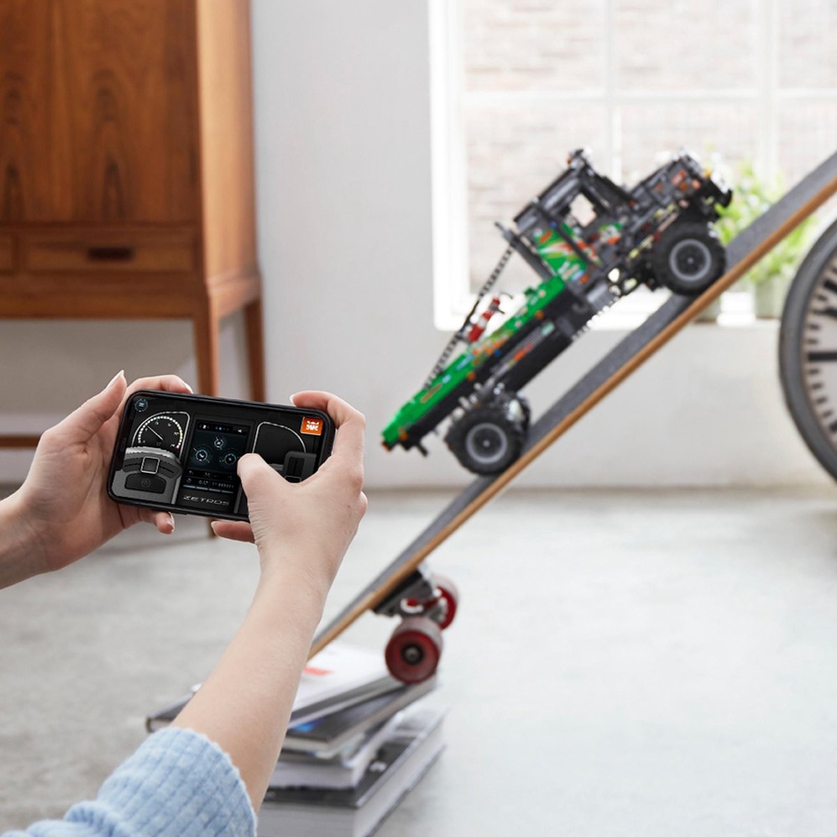 LEGO Technic 4x4 Mercedes-Benz Zetros Trial Truck met app-besturing 42129 — afbeelding 7