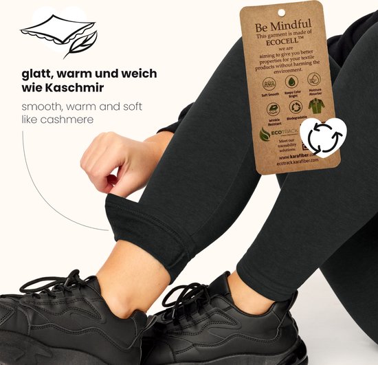 Close-up van een vrouw die een donkere legging optrekt. De legging is 'glatt, warm und weich wie Kaschmir' (smooth, warm and soft like cashmere).