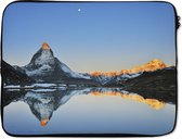 Laptophoes 17 inch 41x32 cm - Matterhorn - Macbook & Laptop sleeve Matterhorn weerspiegeld bij de Riffelsee bij zonsopgang in Zwitserland - Laptop hoes met foto