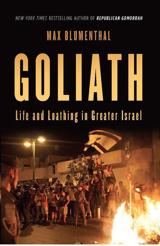 Boekomslag van 'GOLIATH: Life and Loathing in Greater Israel' door Max Blumenthal, met een menigte en vlag.
