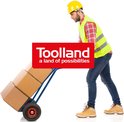 Man met gele helm en reflecterend vest duwt steekwagen met dozen. Toolland logo.