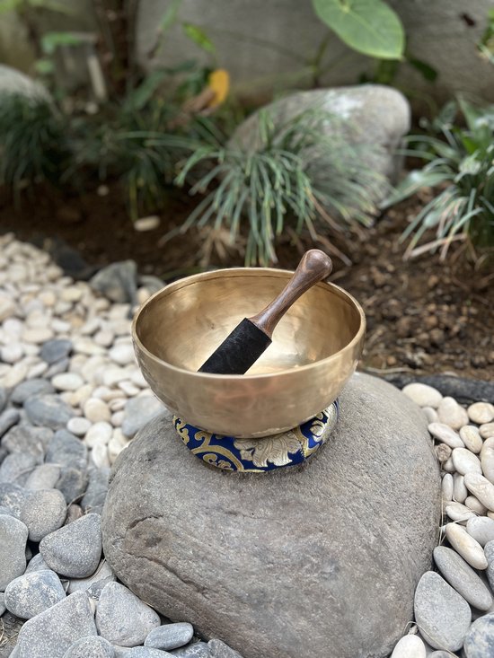 LIDAH® Klankschaal - 22 cm Tibetaanse Klankschaal - Meditatie Schaal met Klopper , Aanstrijkhout & Kussen - Singing Bowl Klank Schaal Set - voor Yoga, Chakra, Mindfulness — afbeelding 4