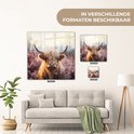 Glazen schilderij van een Schotse hooglander, omringd door roze bloesems, getoond in verschillende formaten boven een bank.