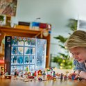 Kind kijkt naar LEGO Marvel Spider-Man adventskalender met speelscène op tafel.